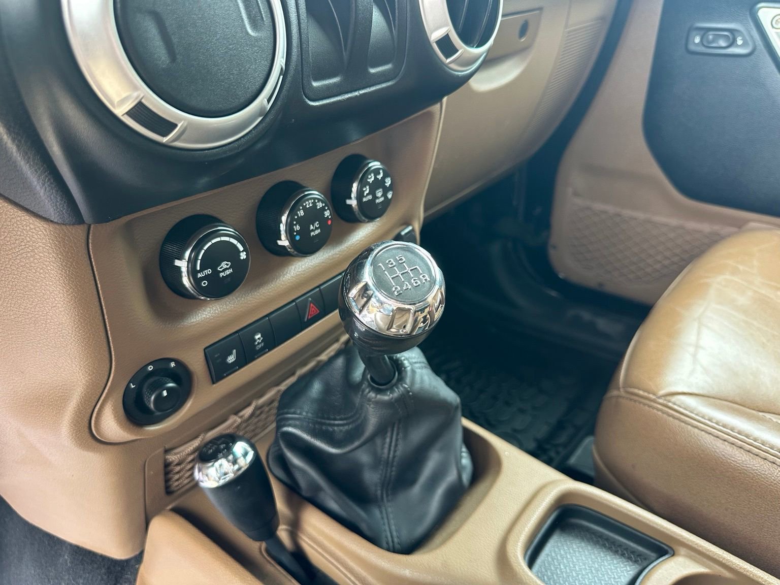 Used 2016 Jeep Wrangler Rubicon w/ Connectivity Group AWD/4WD image 12