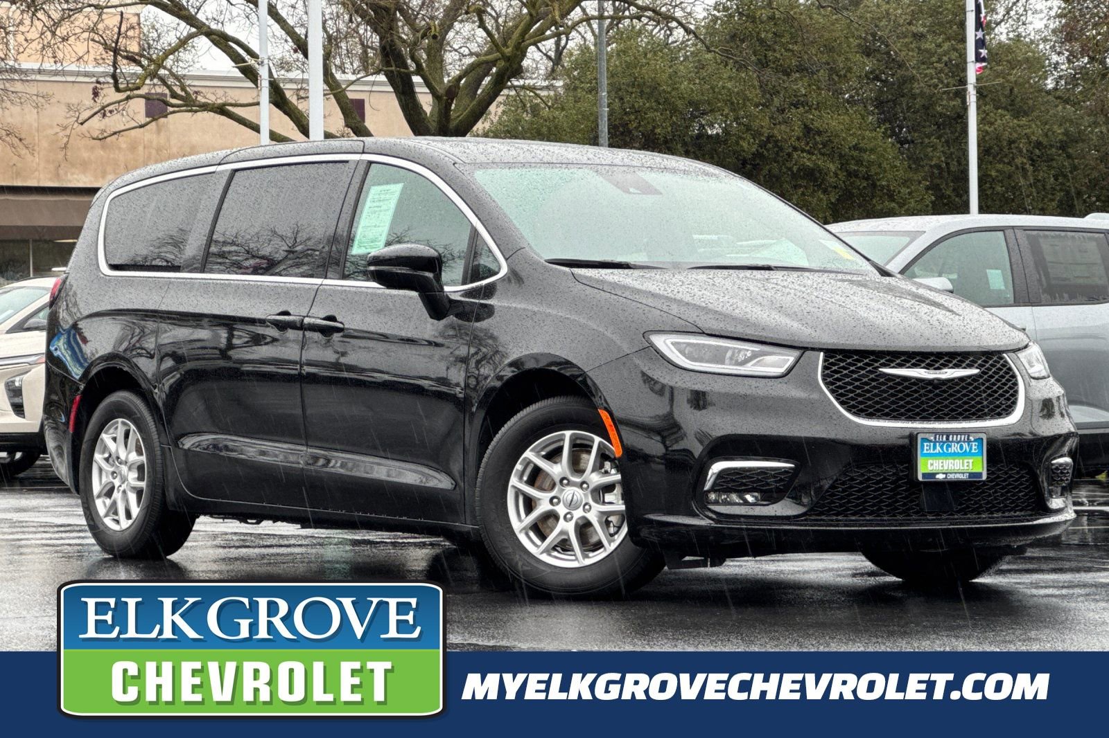 Used 2025 Chrysler Pacifica Select image 1