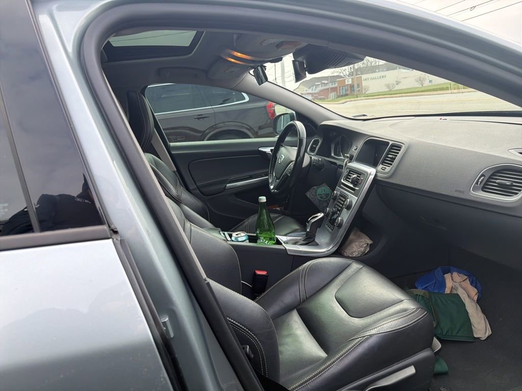 Used 2018 Volvo V60 T5 Dynamic w/ Vision Package image 2