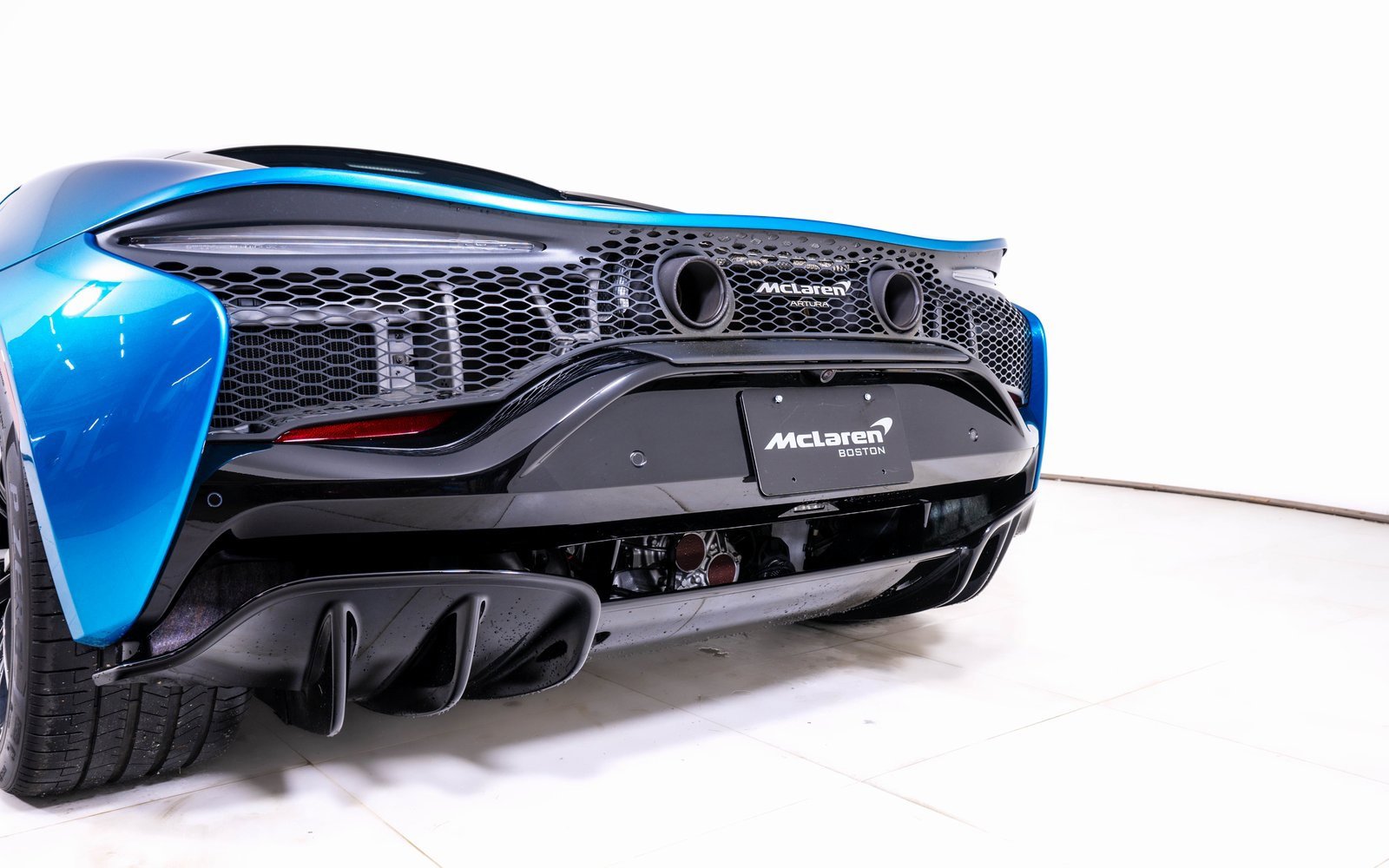 Used 2024 McLaren Artura image 11