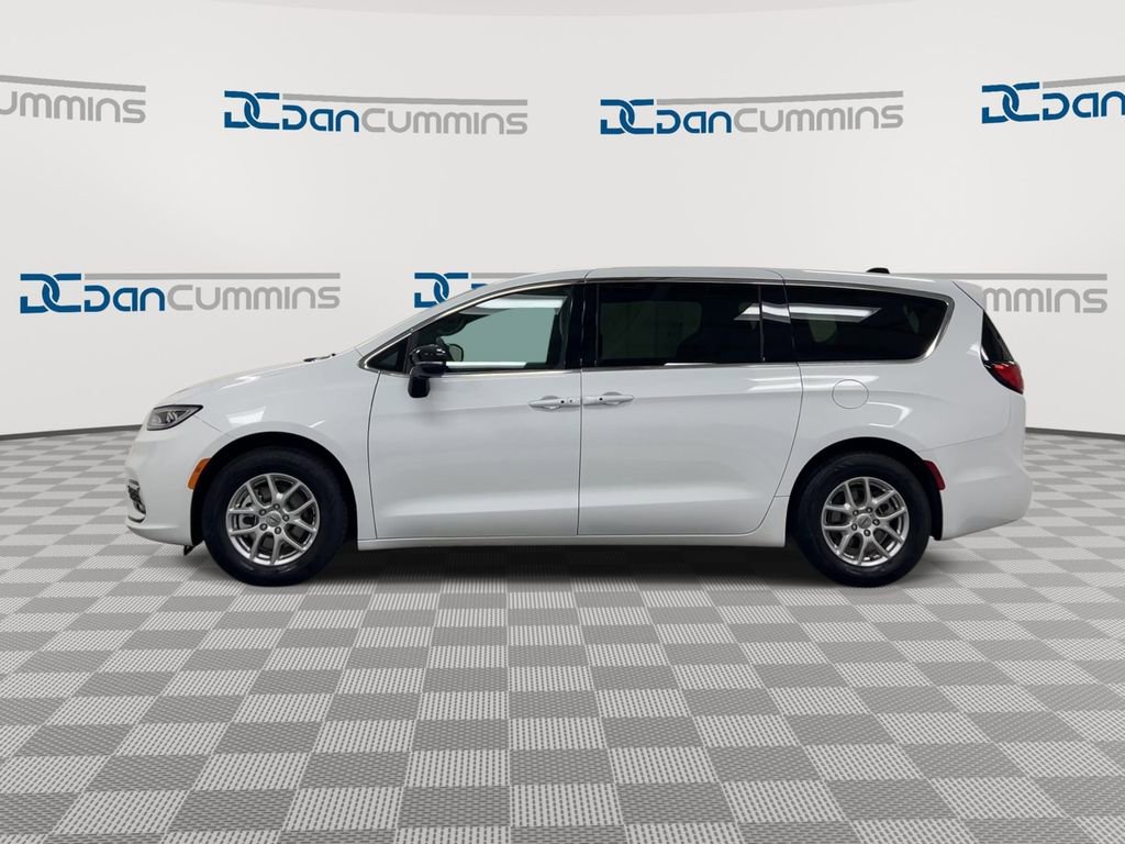 Used 2025 Chrysler Pacifica Select image 5