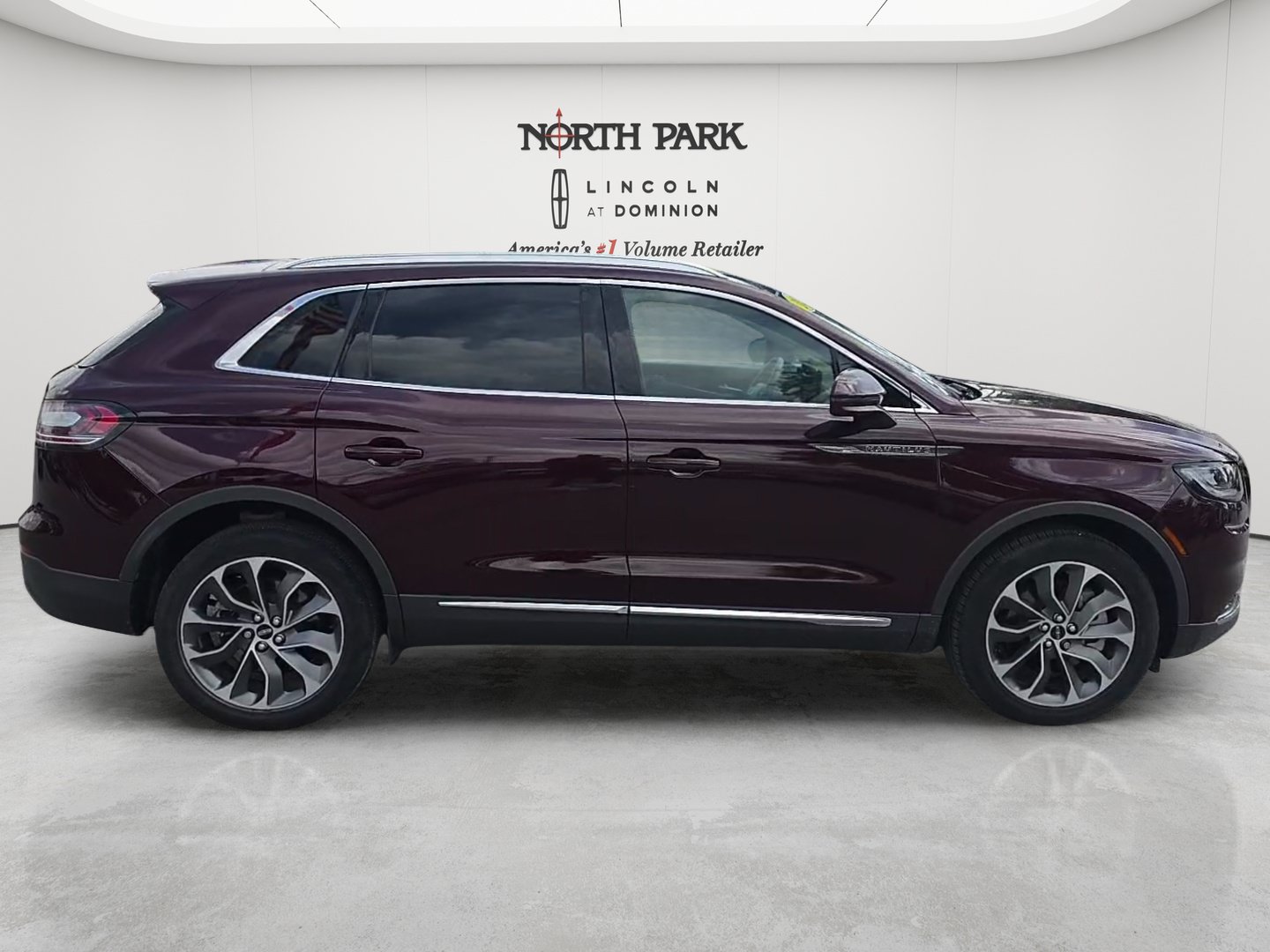Used 2023 Lincoln Nautilus Reserve AWD/4WD image 6