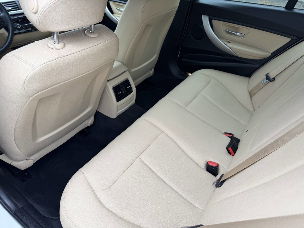 Used 2017 BMW 320i Sedan w/ Driver Assistance Package RWD image 18