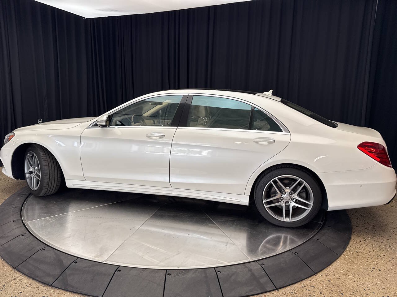 Used 2016 Mercedes-Benz S 550 4MATIC Sedan image 4