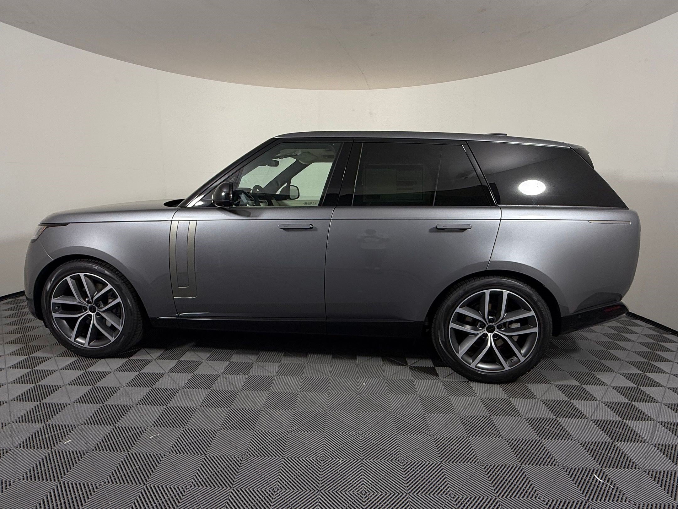 New 2026 Land Rover Range Rover SE AWD/4WD image 2