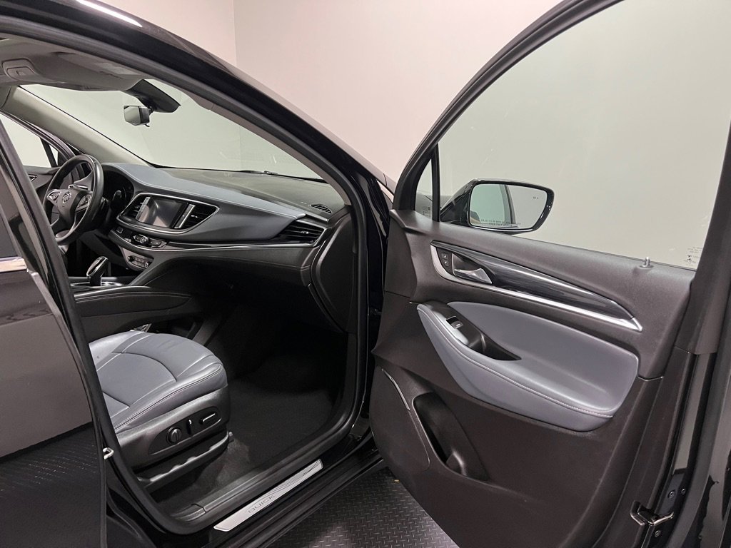 Used 2018 Buick Enclave Essence image 13