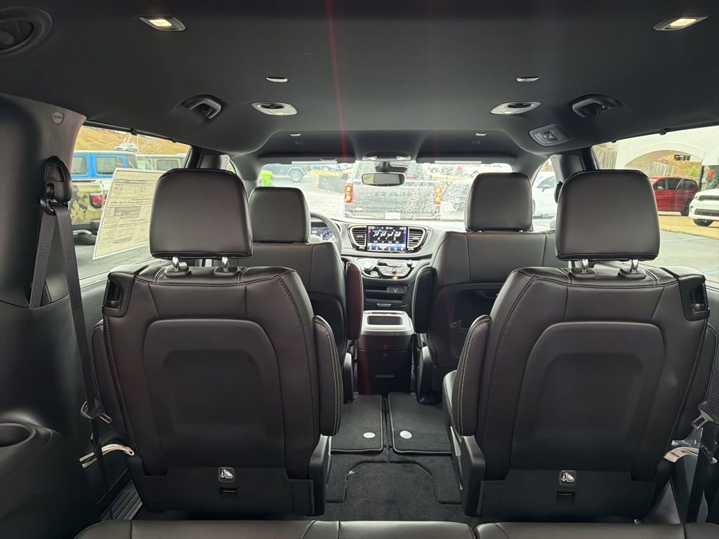 New 2026 Chrysler Pacifica Select image 11