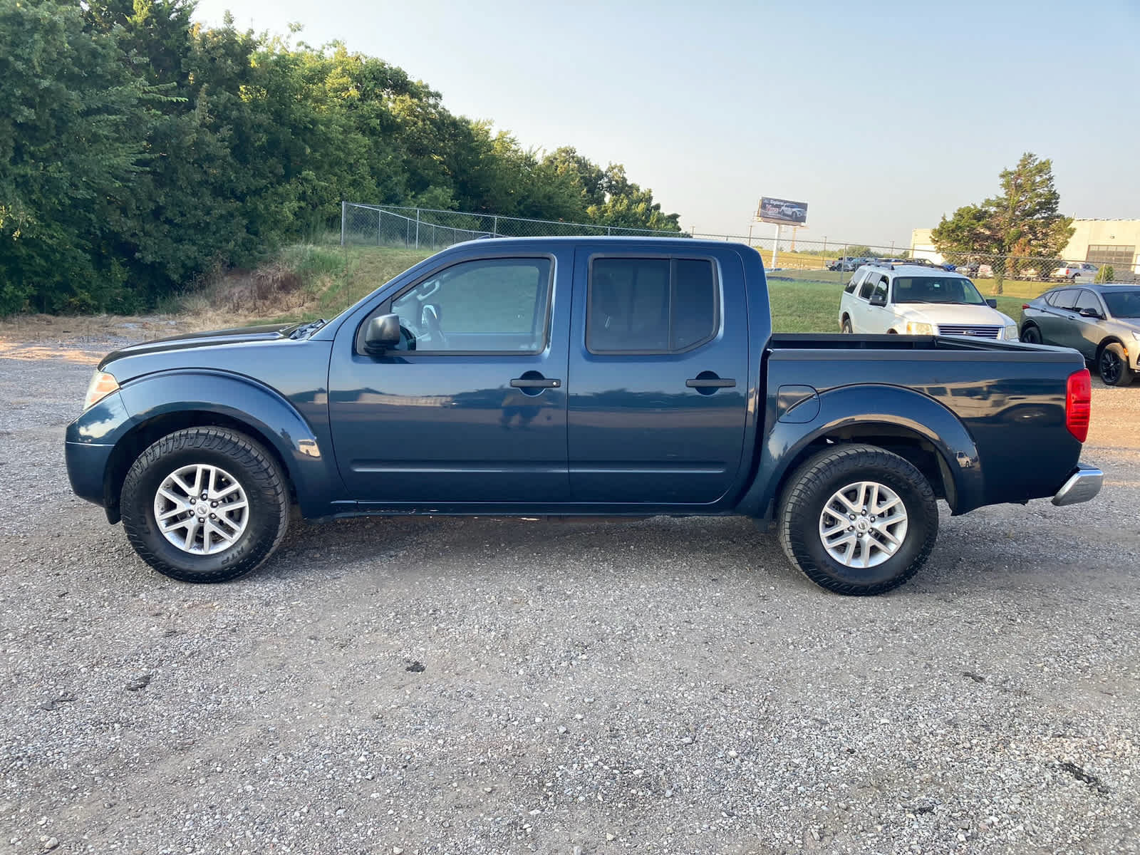 Used 2016 Nissan Frontier SV RWD image 2