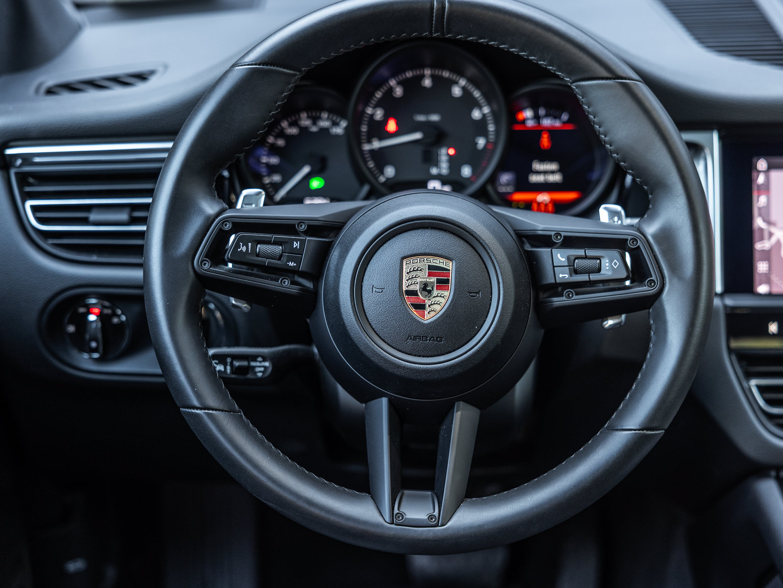 Certified 2026 Porsche Macan AWD/4WD image 13