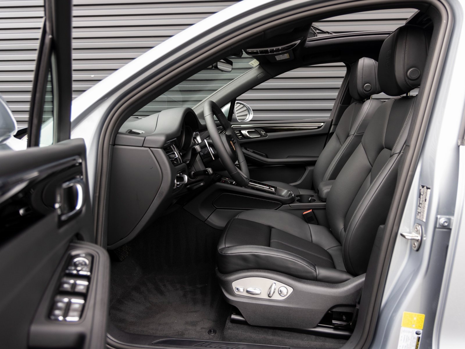 Certified 2025 Porsche Macan image 24