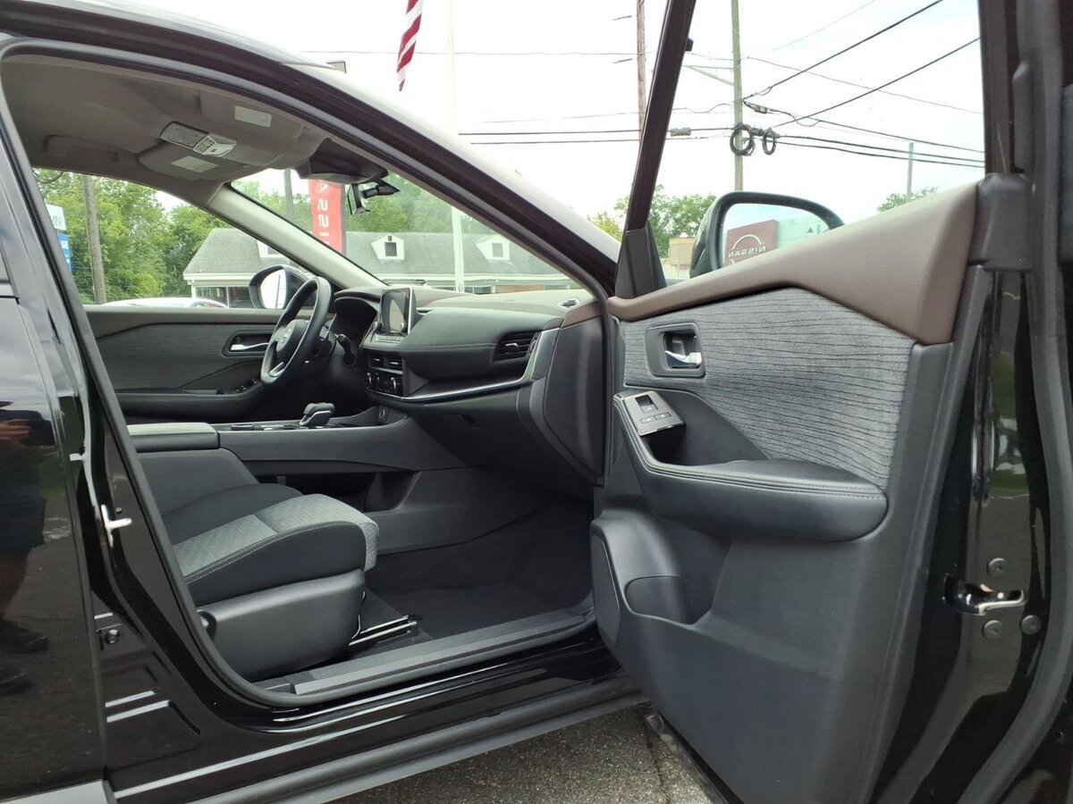 Used 2023 Nissan Rogue SV AWD/4WD image 16