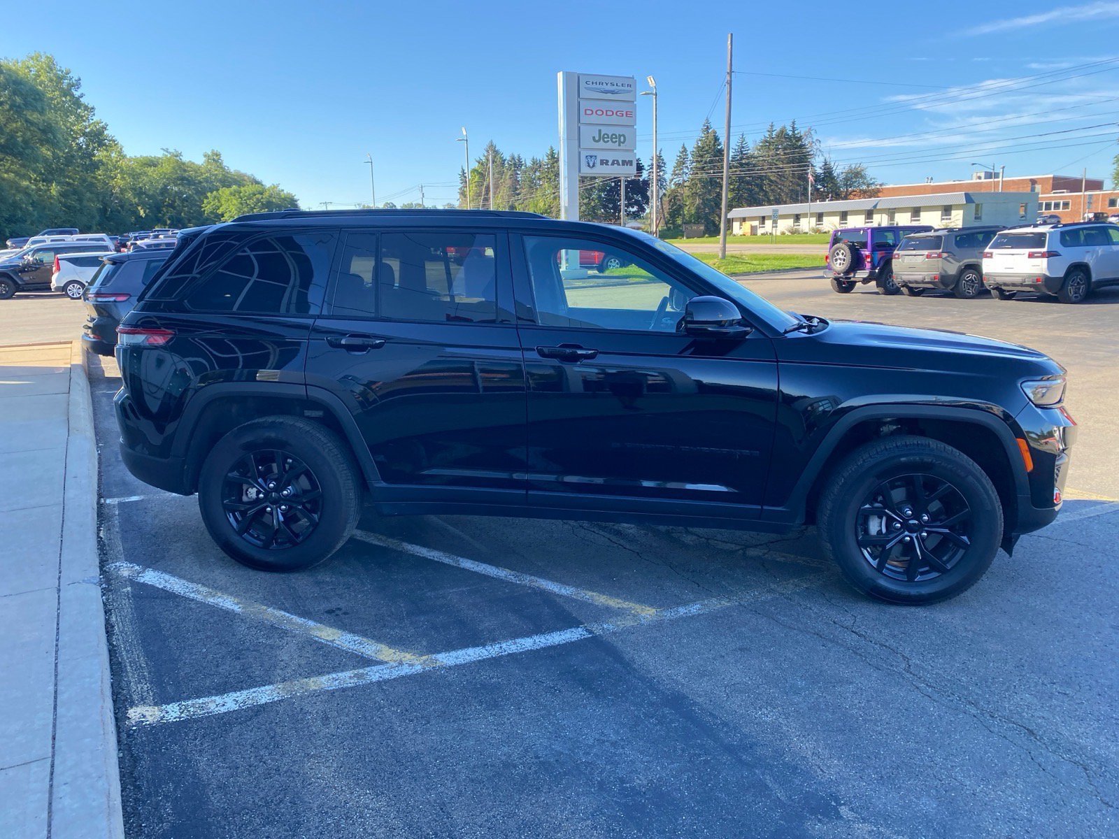 Used 2024 Jeep Grand Cherokee Altitude AWD/4WD image 6