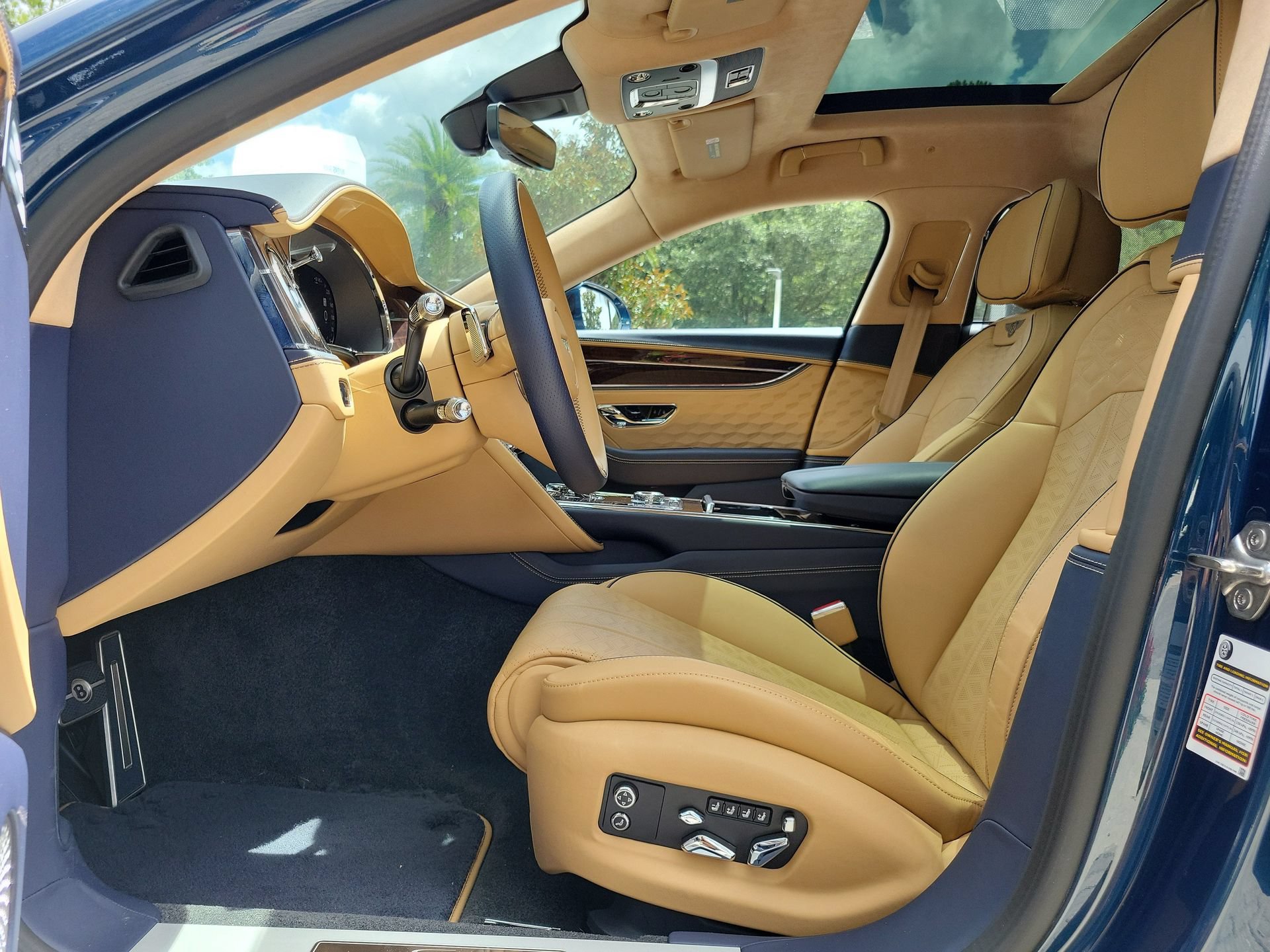 Used 2025 Bentley Flying Spur Plug-In Hybrid AWD/4WD image 53