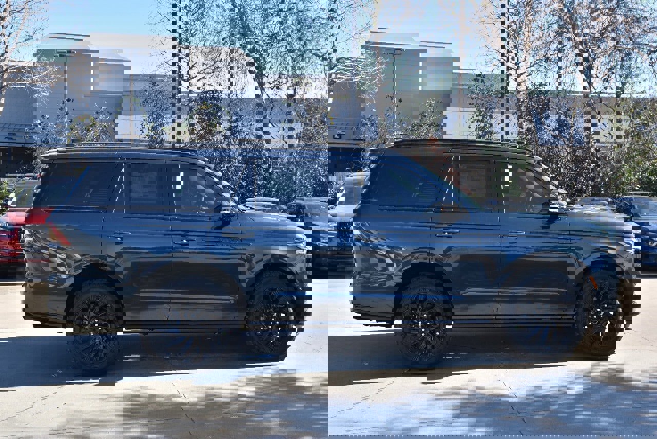 New 2025 Lincoln Navigator Reserve w/ Jet Appearance Package image 12