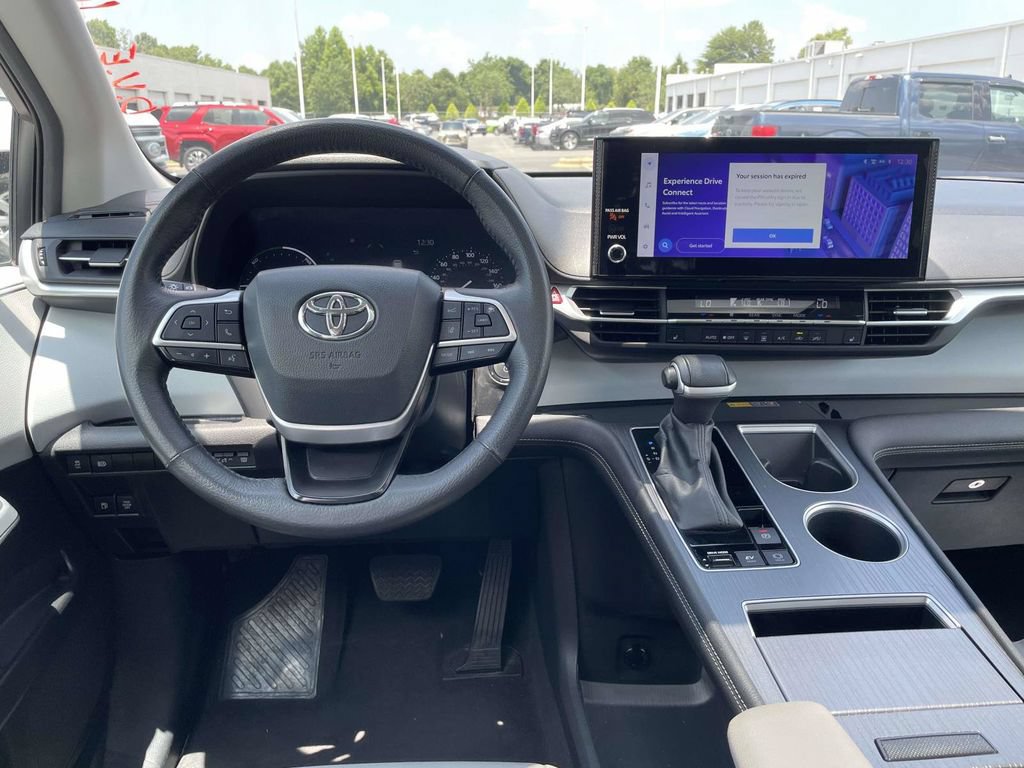Used 2025 Toyota Sienna XLE FWD image 13
