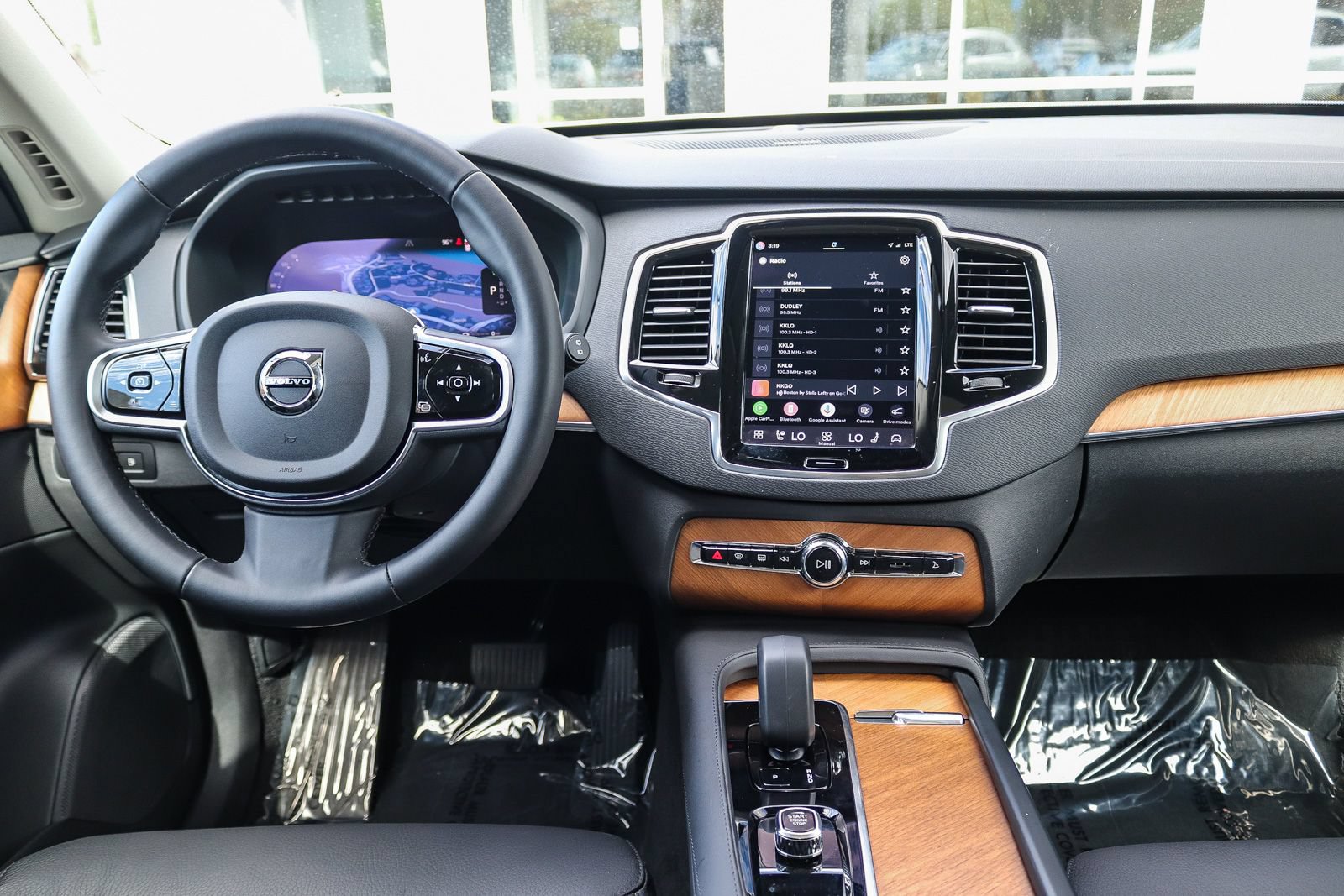 Used 2025 Volvo XC90 T8 Plus w/ Protection Package Premier AWD/4WD image 14