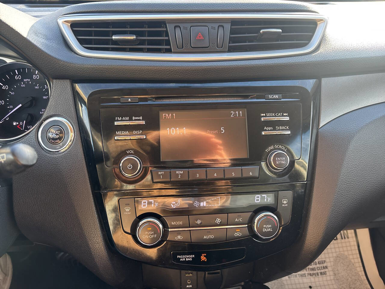 Used 2015 Nissan Rogue SV w/ SV Moonroof Package image 30