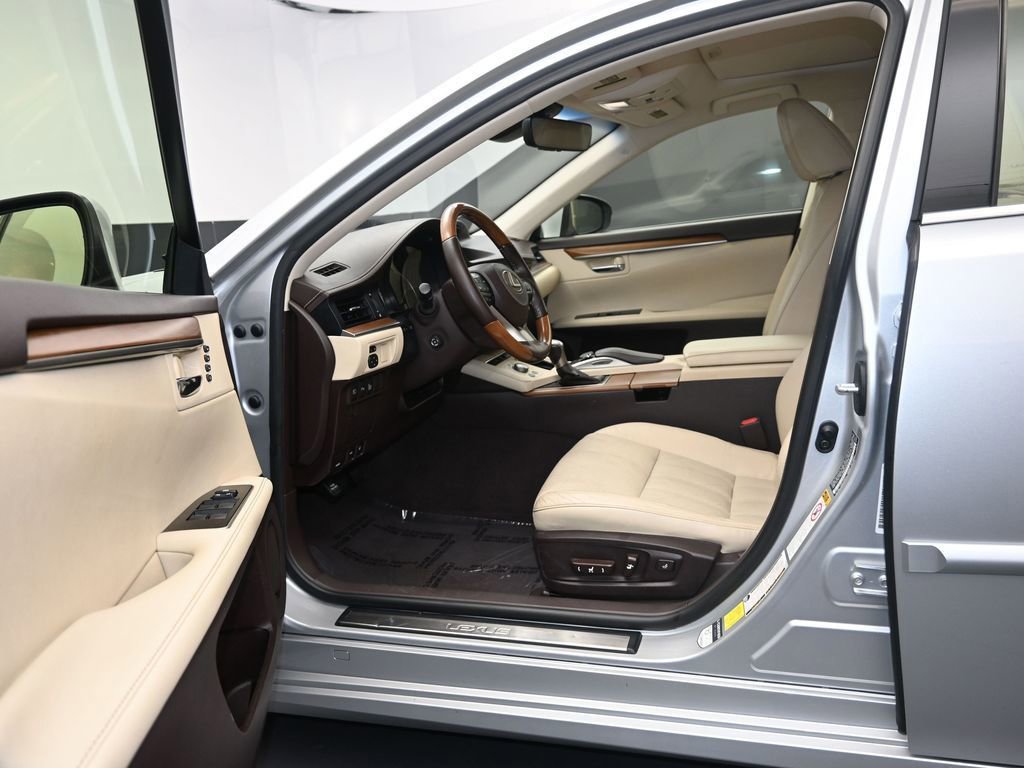 Used 2016 Lexus ES 300h image 10