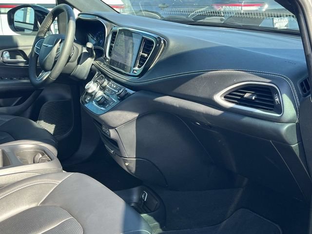 Used 2025 Chrysler Pacifica Select FWD image 25
