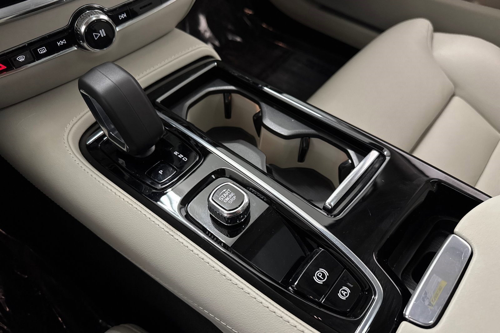 Used 2024 Volvo S60 T8 Ultimate w/ Climate Package image 18