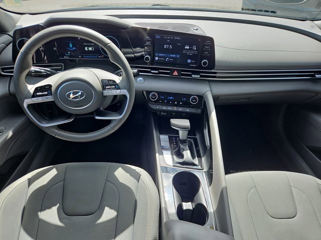 Used 2022 Hyundai Elantra SEL w/ Convenience + Premium Package FWD image 8