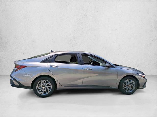 Used 2024 Hyundai Elantra SEL FWD image 4