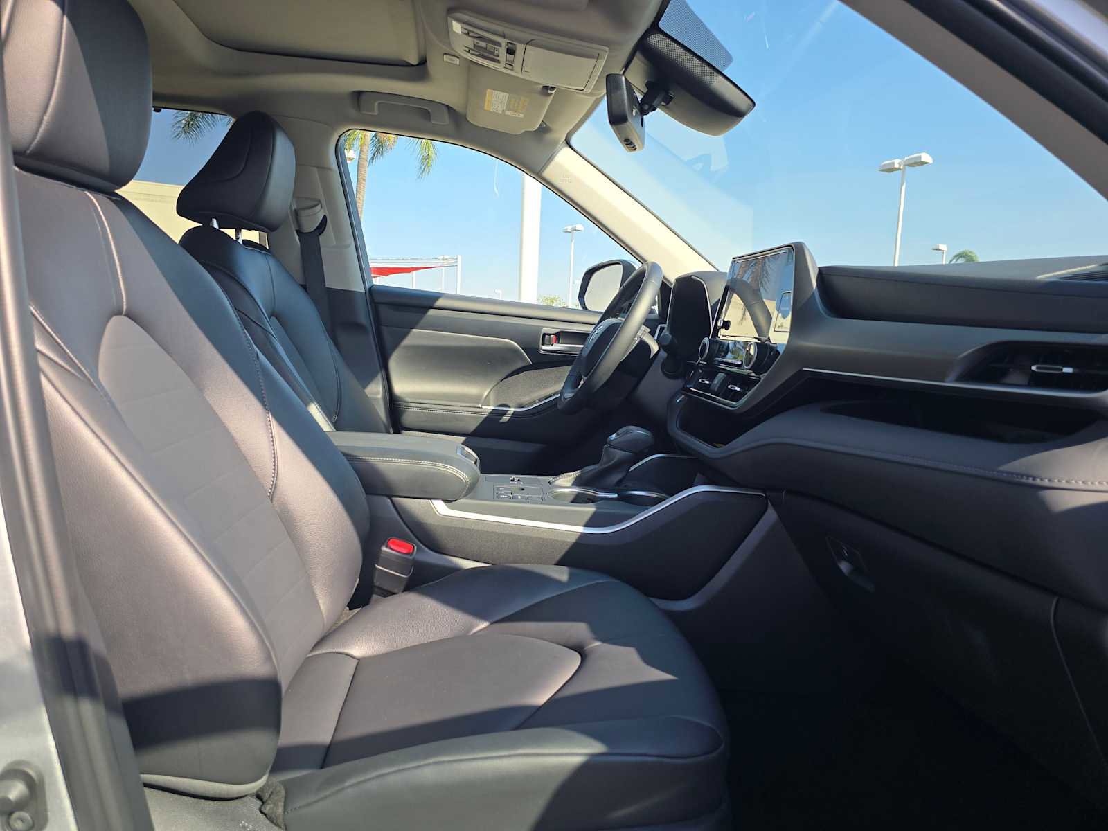 Used 2025 Toyota Highlander XLE image 11