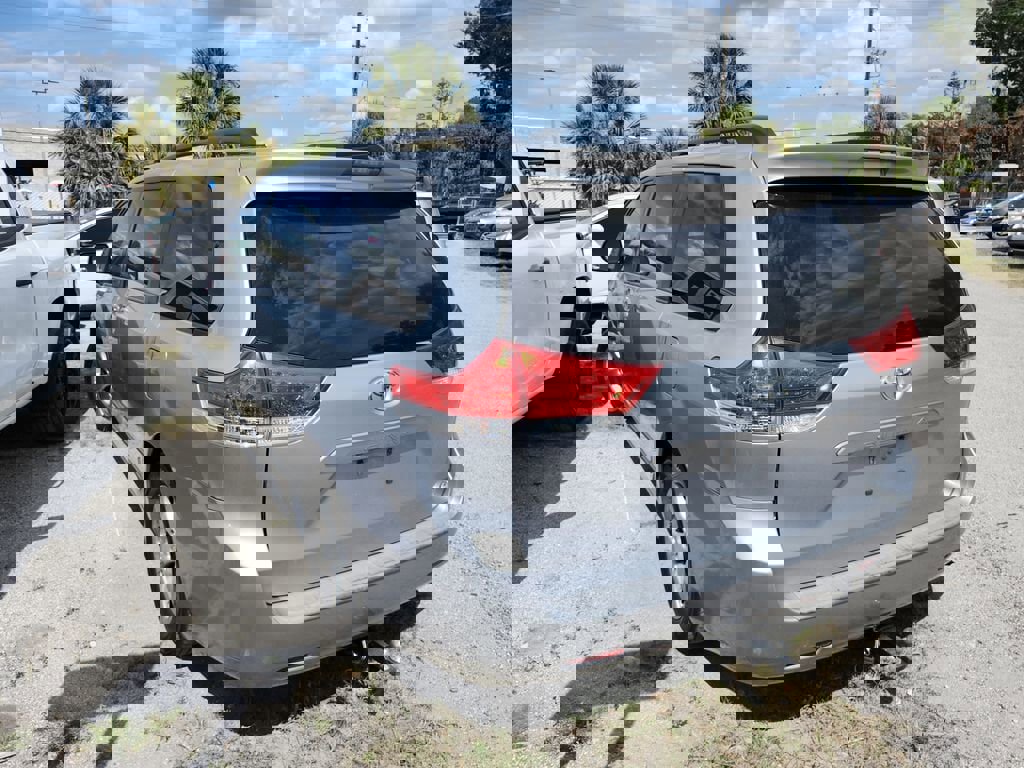 Used 2014 Toyota Sienna LE FWD image 5