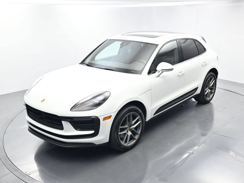 Certified 2025 Porsche Macan AWD/4WD image 34