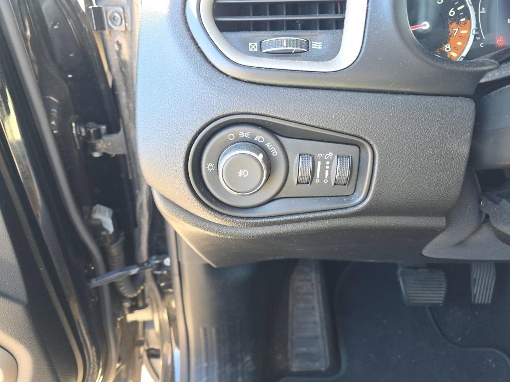 Used 2017 Jeep Renegade Latitude w/ Popular Equipment Group image 13