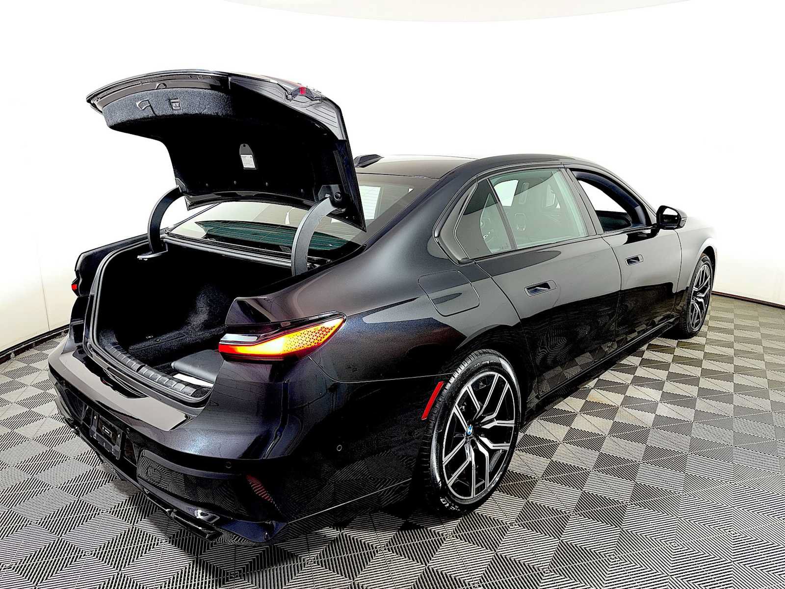 Used 2025 BMW 760i xDrive w/ Executive Package AWD/4WD image 23