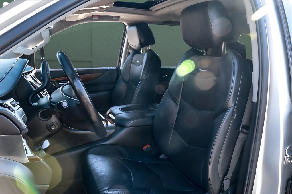 Used 2018 Cadillac Escalade ESV Luxury image 2