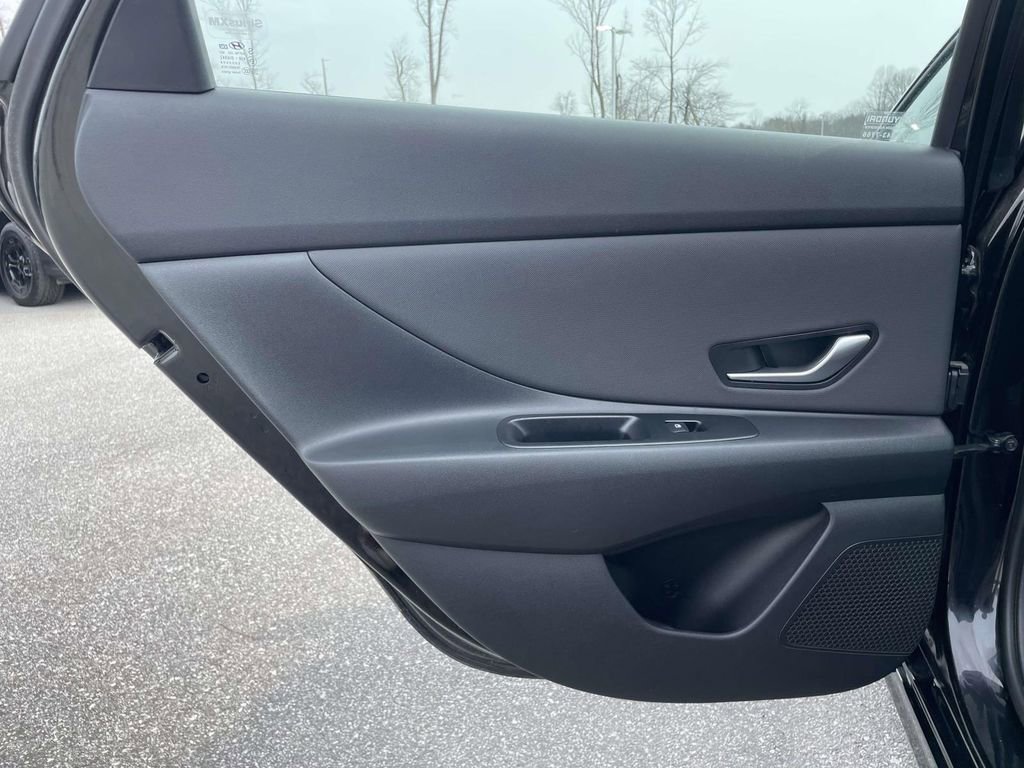 Certified 2025 Hyundai Elantra SEL image 2