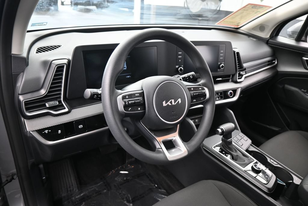 Used 2025 Kia Sportage LX FWD image 11