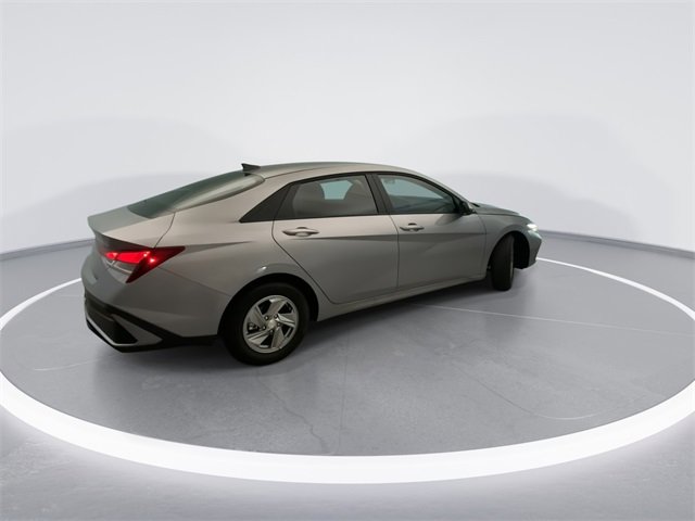 Certified 2025 Hyundai Elantra SE w/ Cargo Package image 4