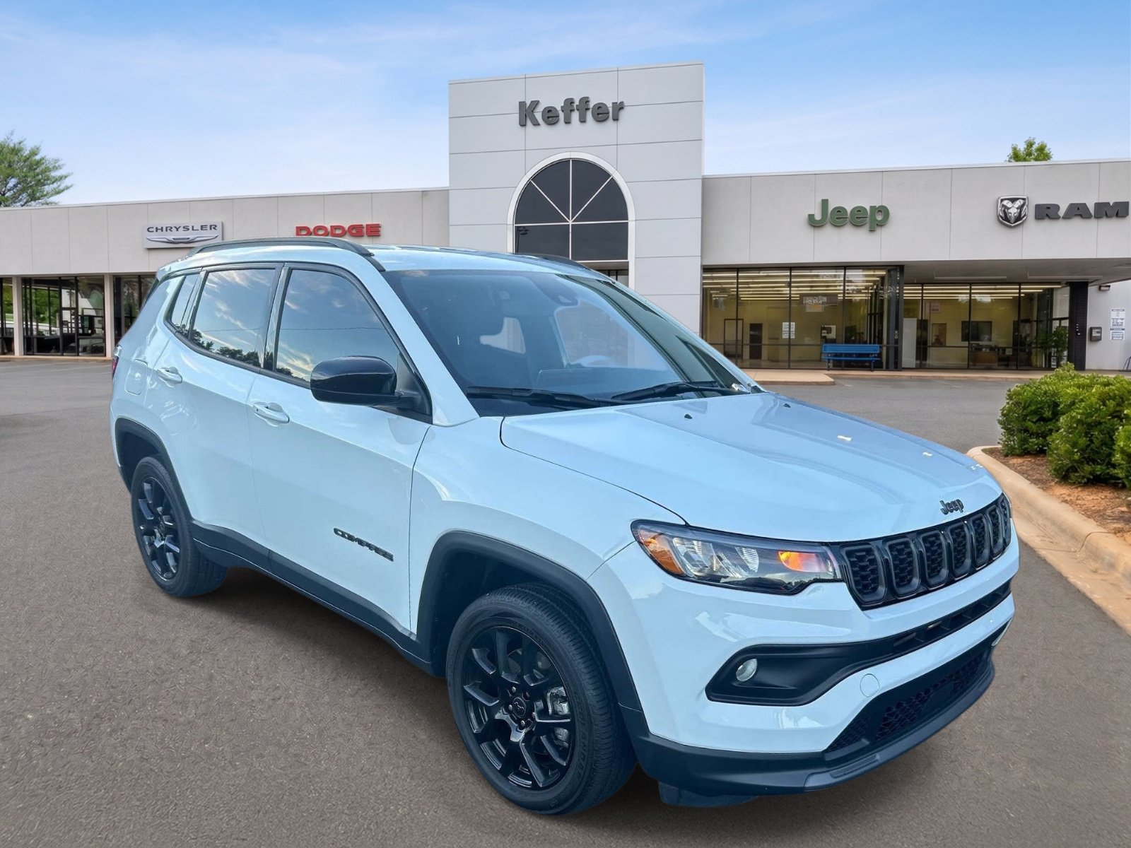 Used 2026 Jeep Compass Latitude AWD/4WD image 3