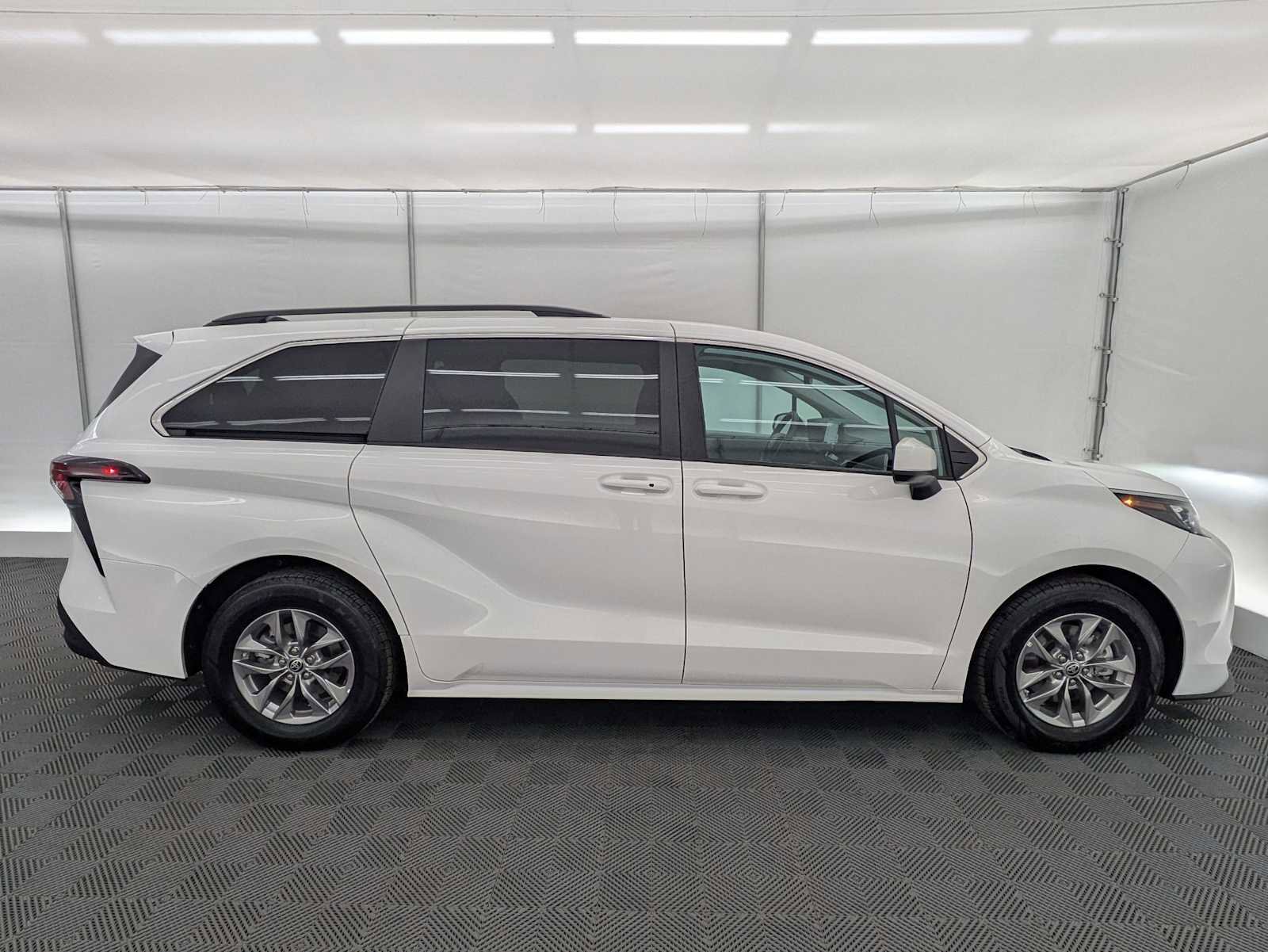 Used 2024 Toyota Sienna LE w/ LE Plus Package FWD image 7