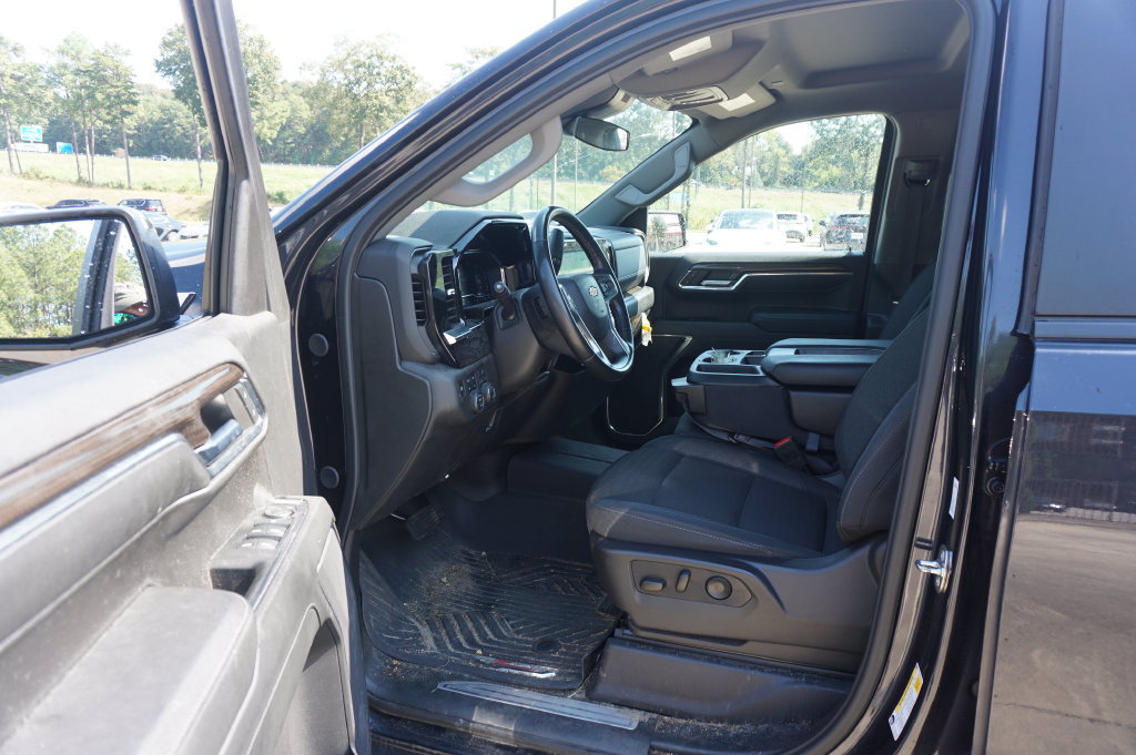 Used 2024 Chevrolet Silverado 1500 LT AWD/4WD image 2