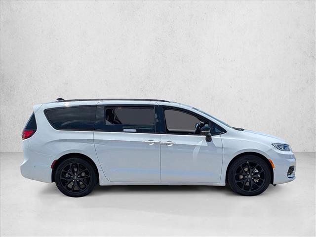 Used 2025 Chrysler Pacifica Limited FWD image 4