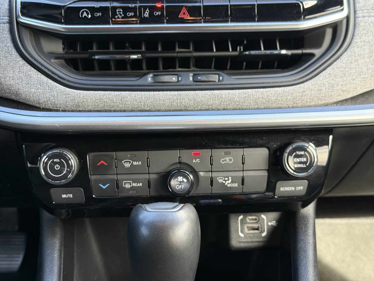 Used 2024 Jeep Compass Latitude AWD/4WD image 18