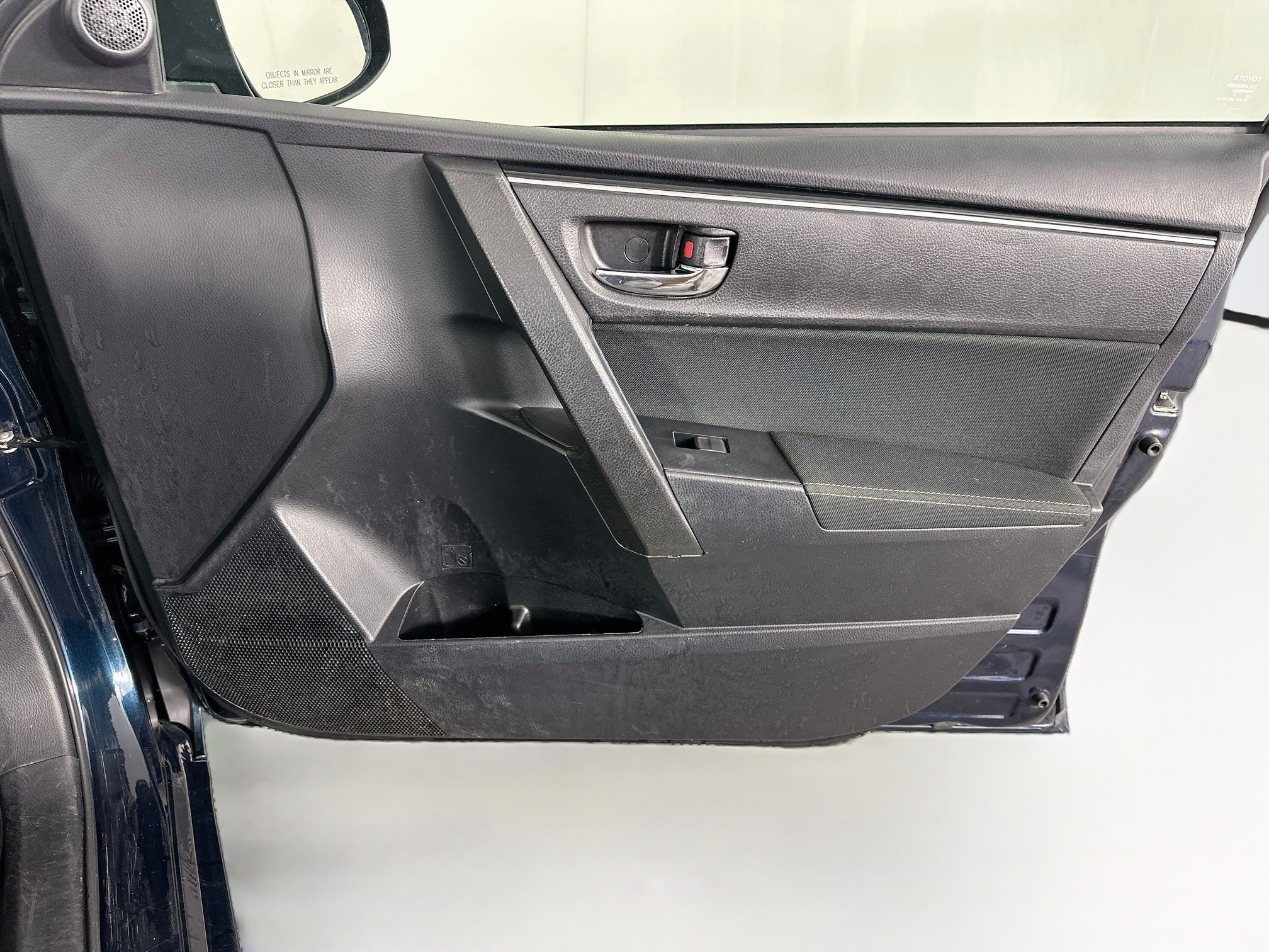 Used 2018 Toyota Corolla LE FWD image 30