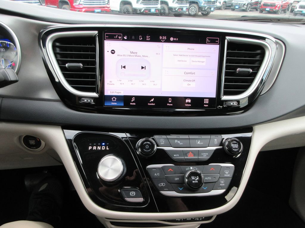 Used 2023 Chrysler Pacifica Touring-L image 29