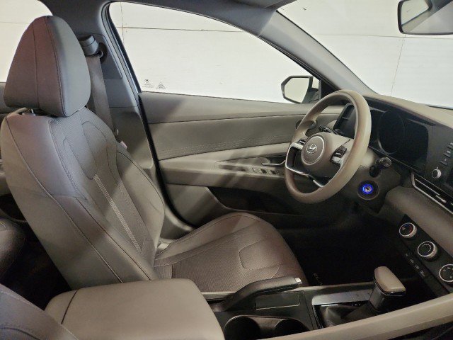 Used 2022 Hyundai Elantra SE image 11