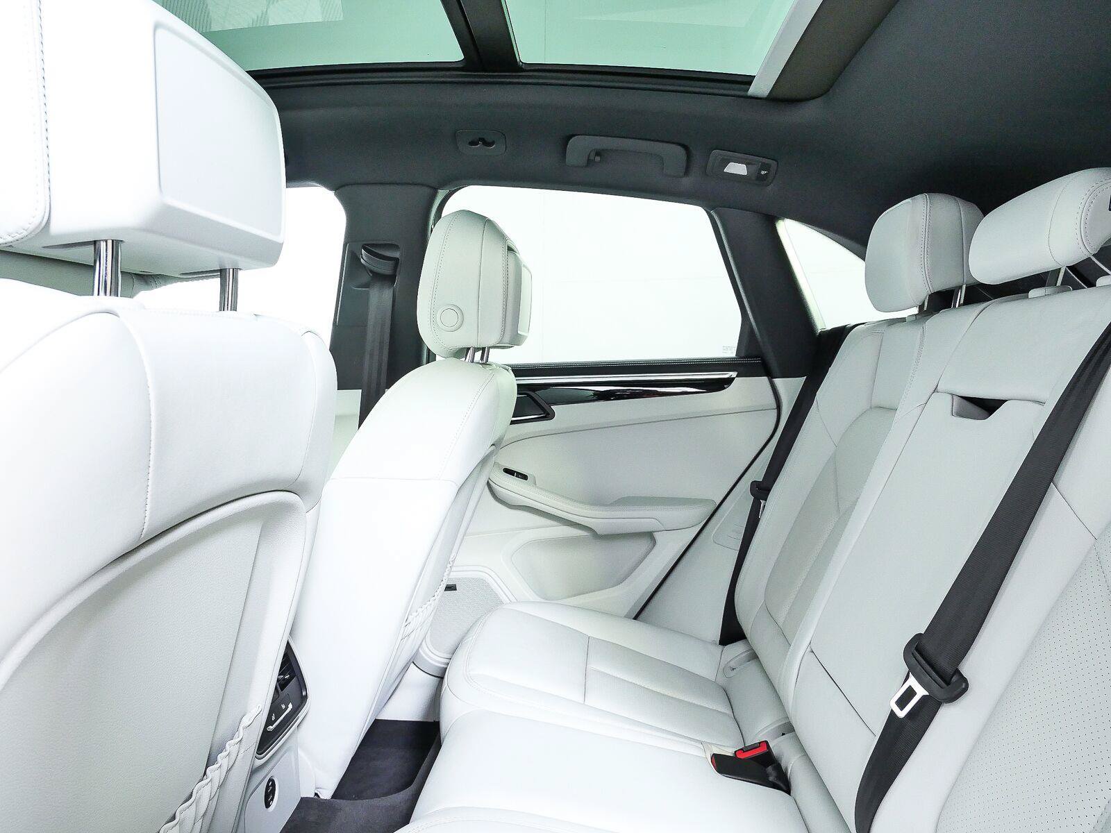 Certified 2024 Porsche Macan AWD/4WD image 19