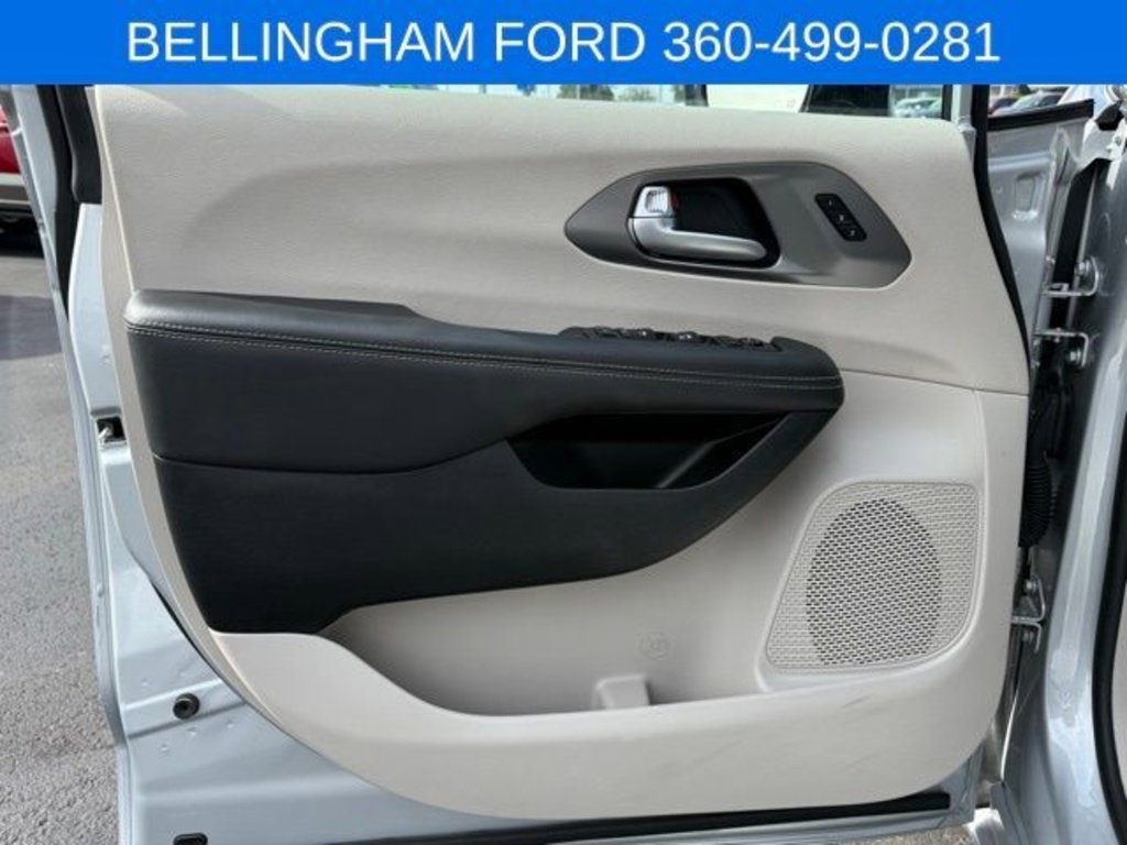 Used 2024 Chrysler Pacifica Touring-L image 15