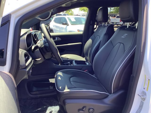 New 2027 Chrysler Pacifica Limited FWD image 8