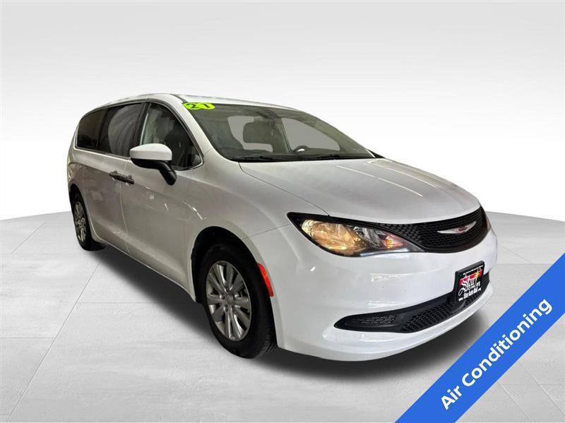 Used 2021 Chrysler Voyager L FWD image 3