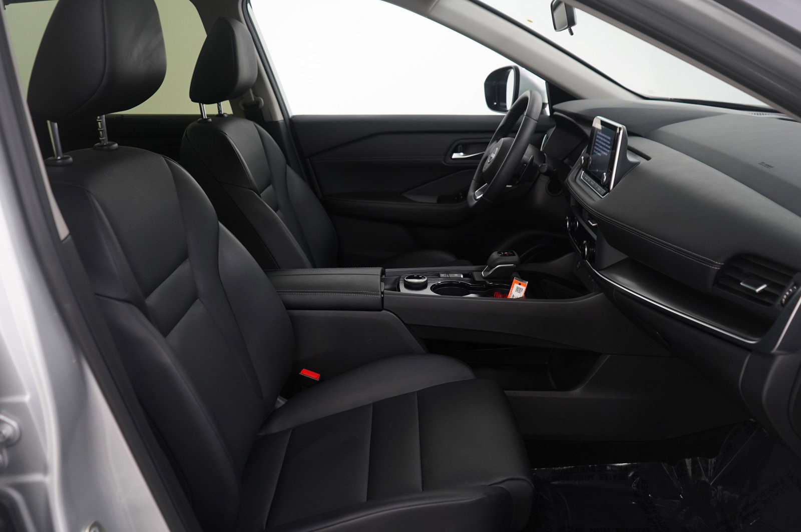 Used 2024 Nissan Rogue SV w/ SV Premium Package image 11