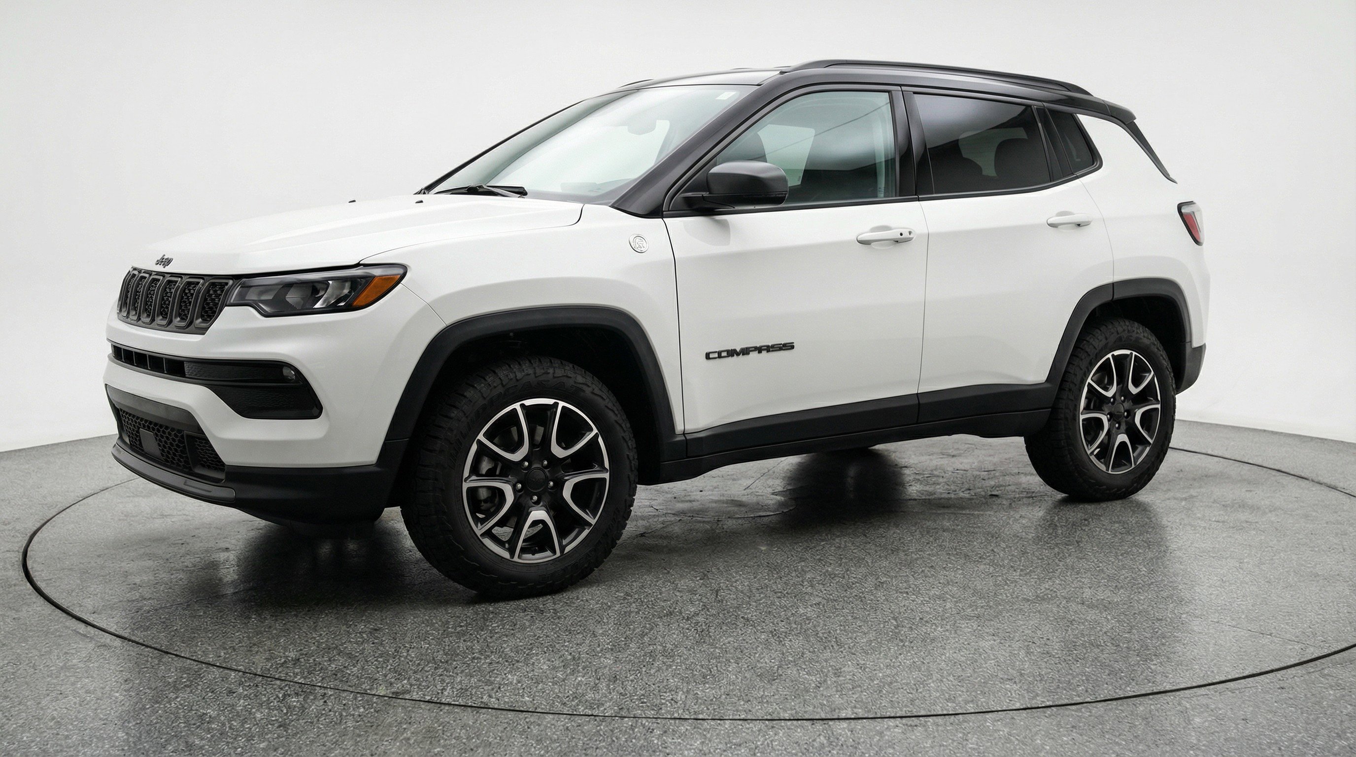 Used 2025 Jeep Compass Trailhawk image 3