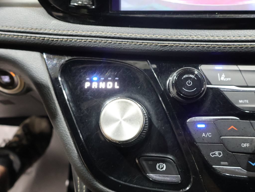 Used 2021 Chrysler Pacifica Limited w/ Uconnect Theater Family Group FWD image 26